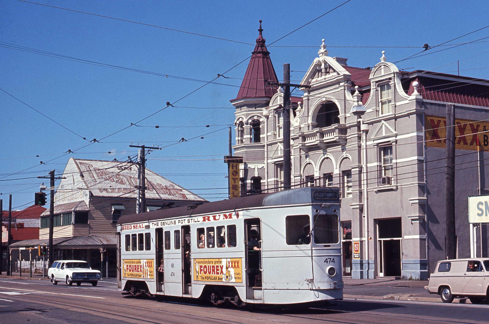 Woolloongabba corner BCC+tram 474 Logan+R